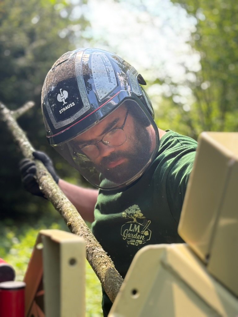 Loïc Meulders avec son matériel électrique professionnel LM Garden